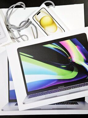 Apple Boxes & Bags MacBook Pro - 6 Piece Lot